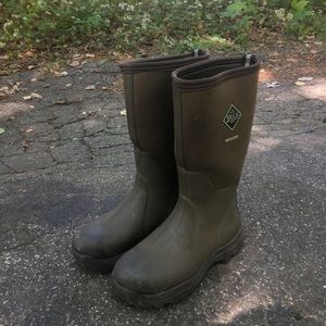 Muck boots (size 6)